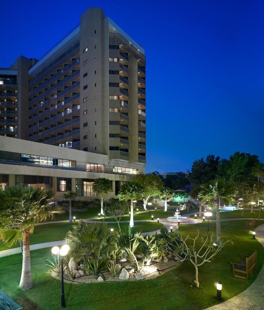 Le Meridien El-Huber Dış mekan fotoğraf The campus at night