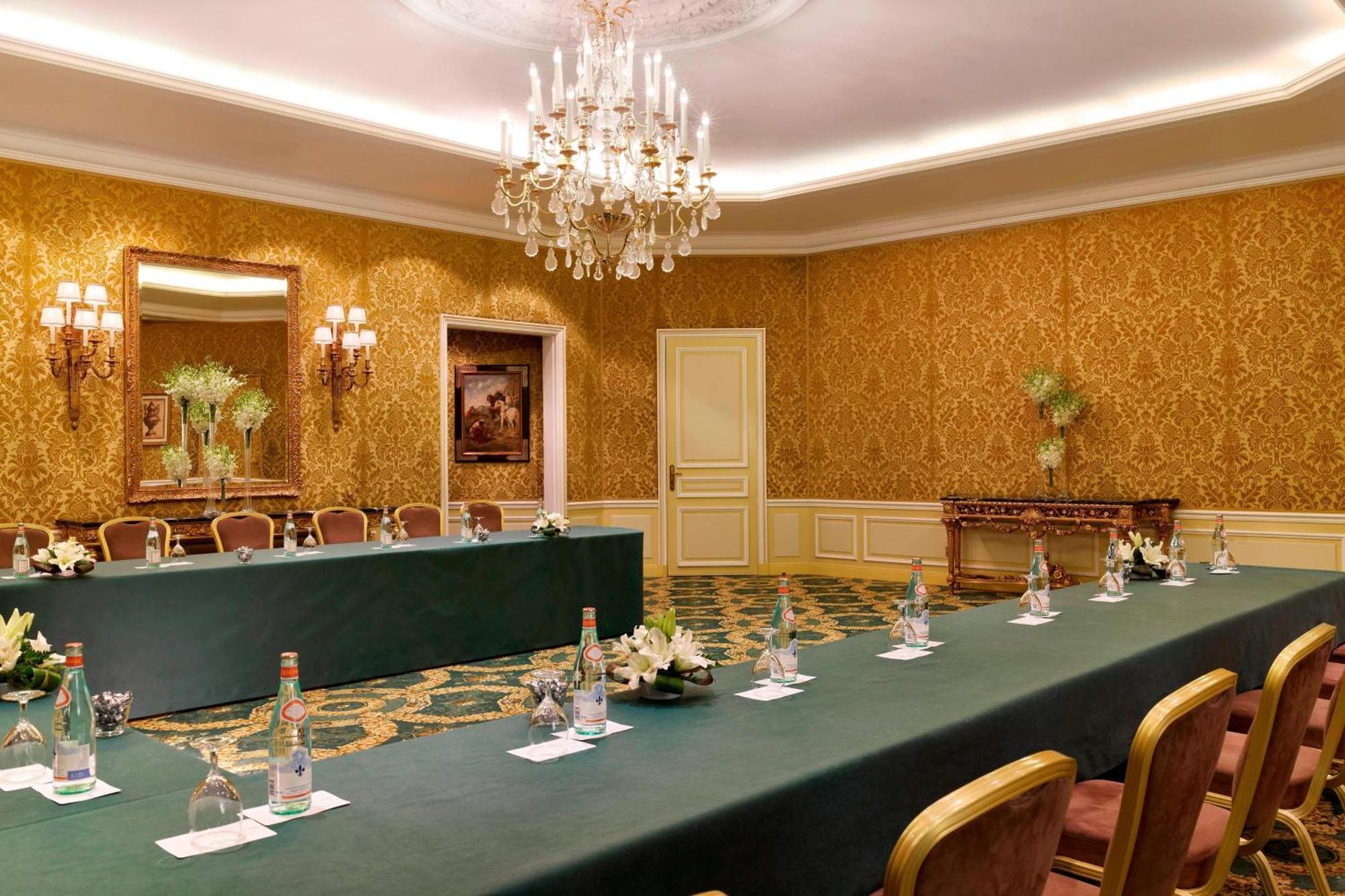 Le Meridien El-Huber Dış mekan fotoğraf The meeting room of the G7