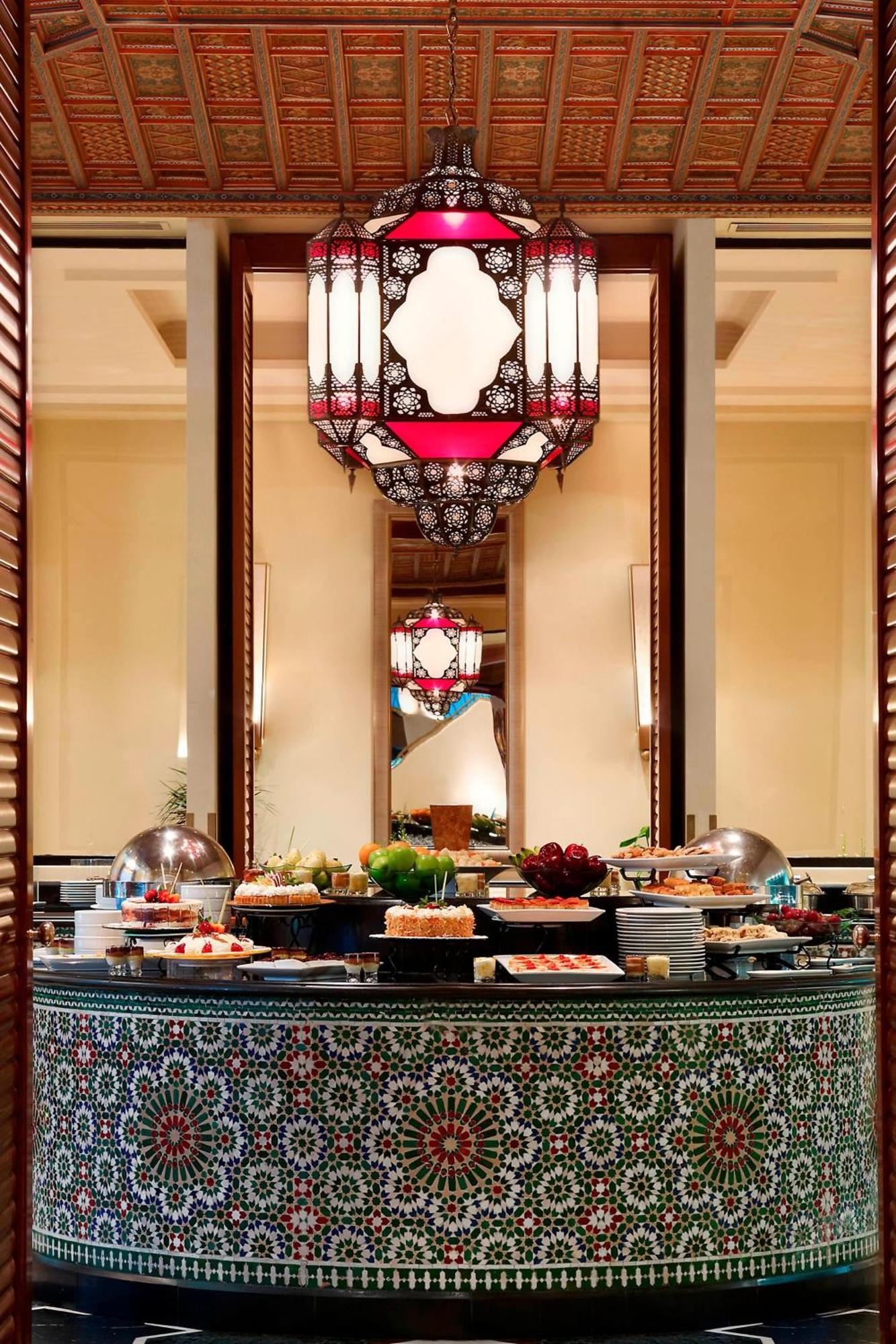 Le Meridien El-Huber Dış mekan fotoğraf A buffet at a hotel