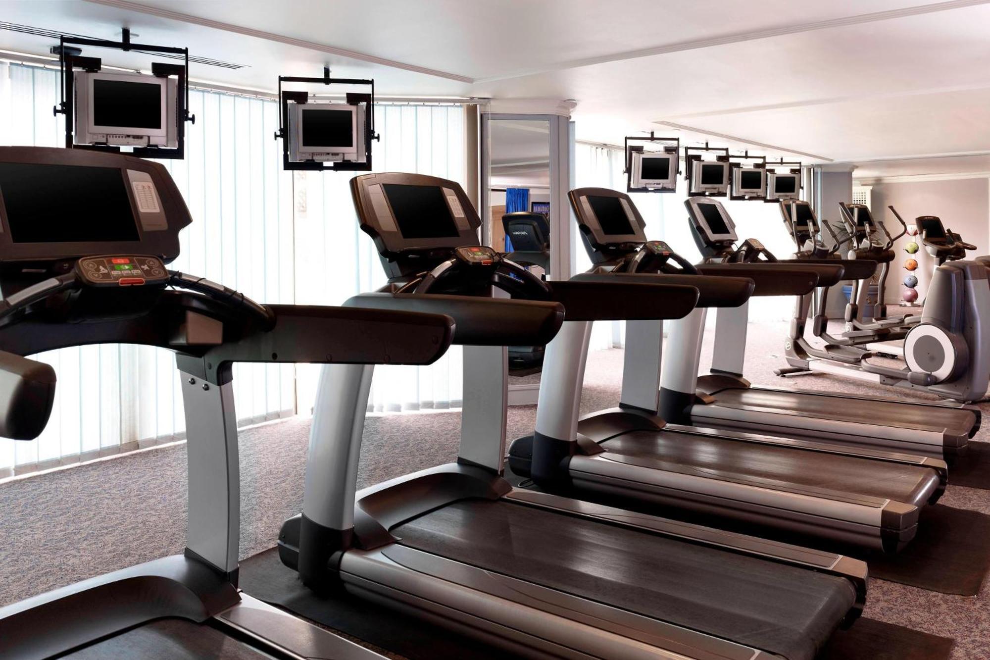 Le Meridien El-Huber Dış mekan fotoğraf A row of treadmills