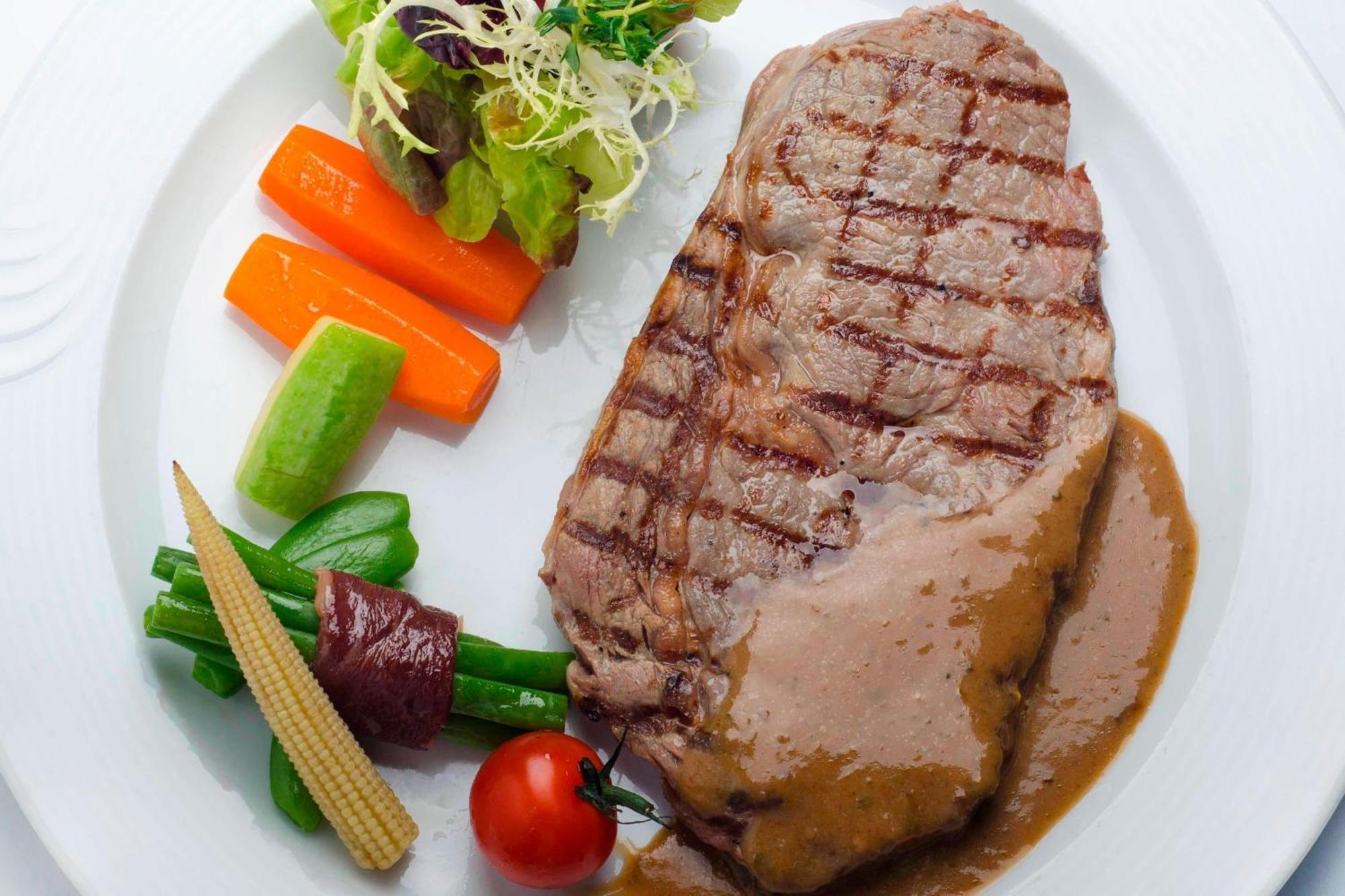 Le Meridien El-Huber Dış mekan fotoğraf A steak with vegetables