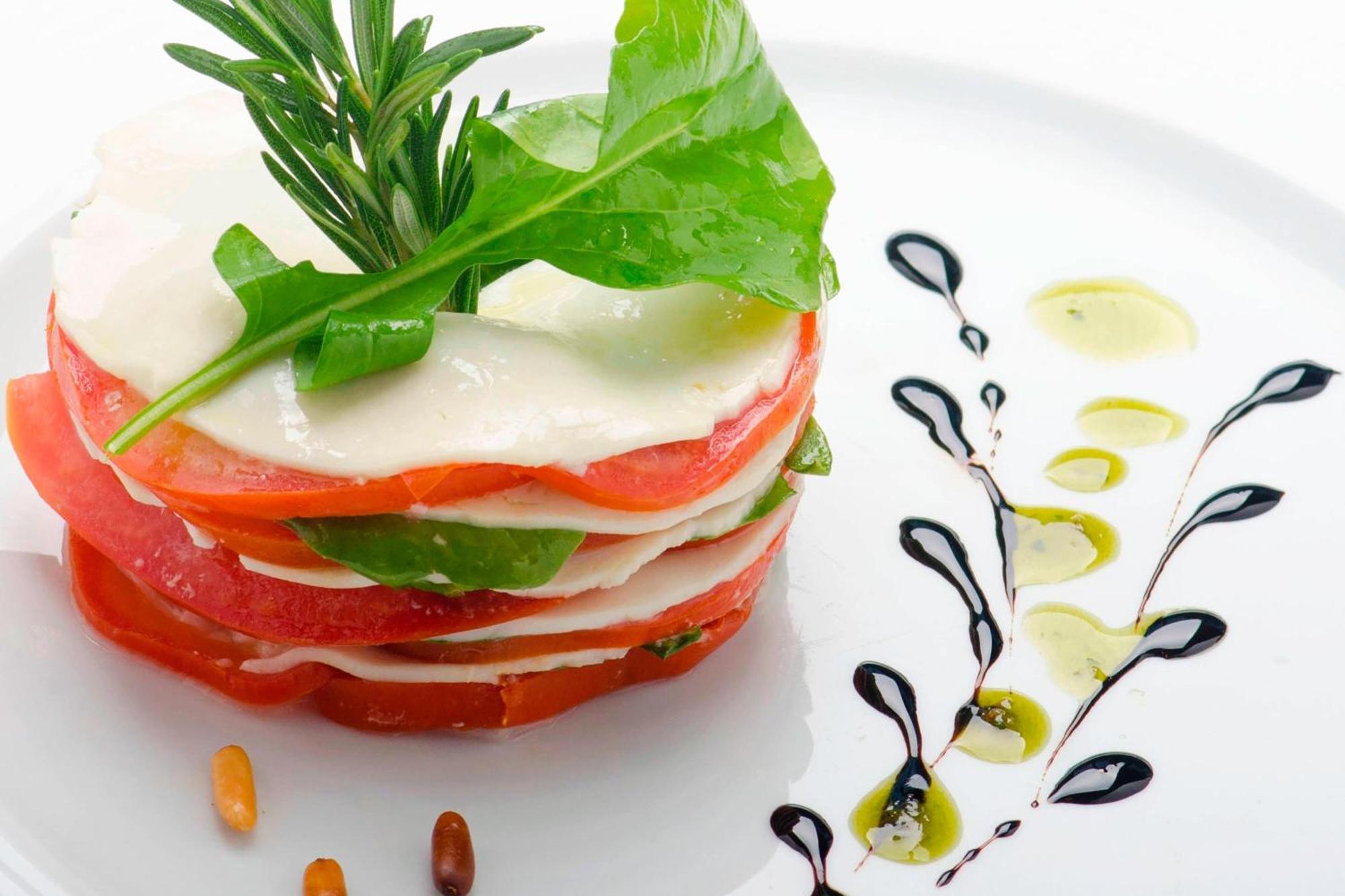 Le Meridien El-Huber Dış mekan fotoğraf A caprese salad