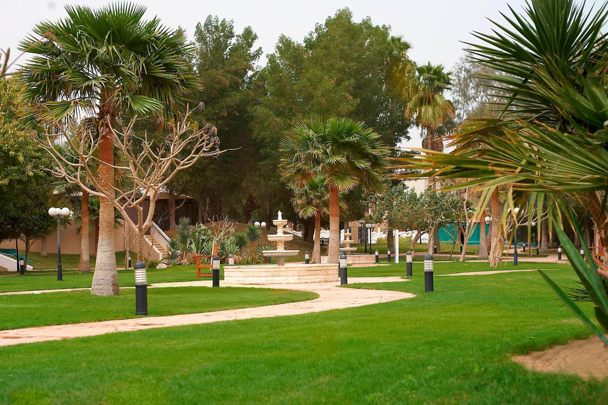 Le Meridien El-Huber Dış mekan fotoğraf The park of the hotel